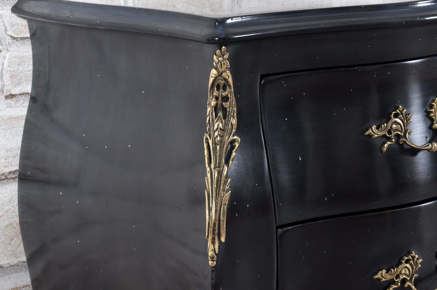 comodino laccato nero riprodotto in stile barocco con bronzi fatti a mano