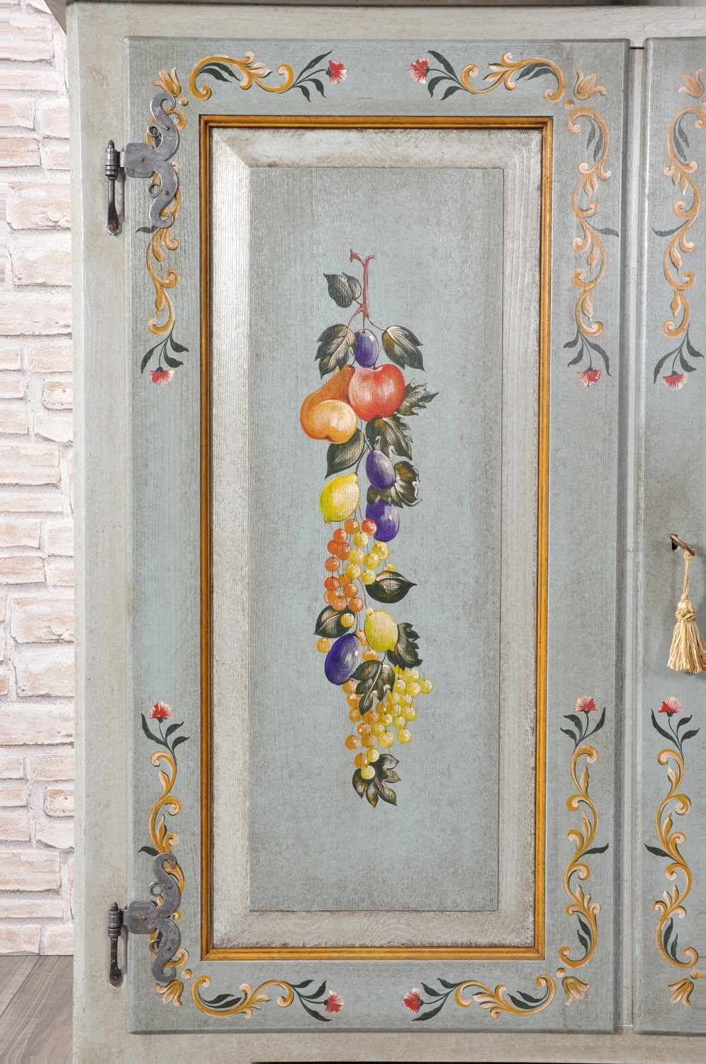 decorazione dai colori vivaci delle ante con mazzi di fiori motivi vegetali e barocchi in policromia tipica pittura degli arredi tirolesi di montagna
