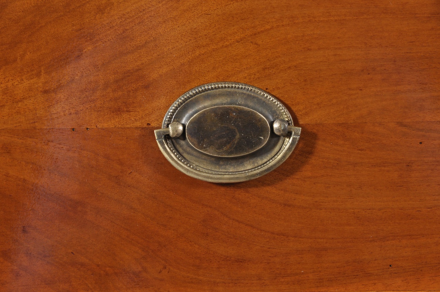 maniglia di forma ovale accessorio di lusso di realizzazione made in Italy in ottone fuso su stampo di terra prodotta e cesellata a mano artigianalmente