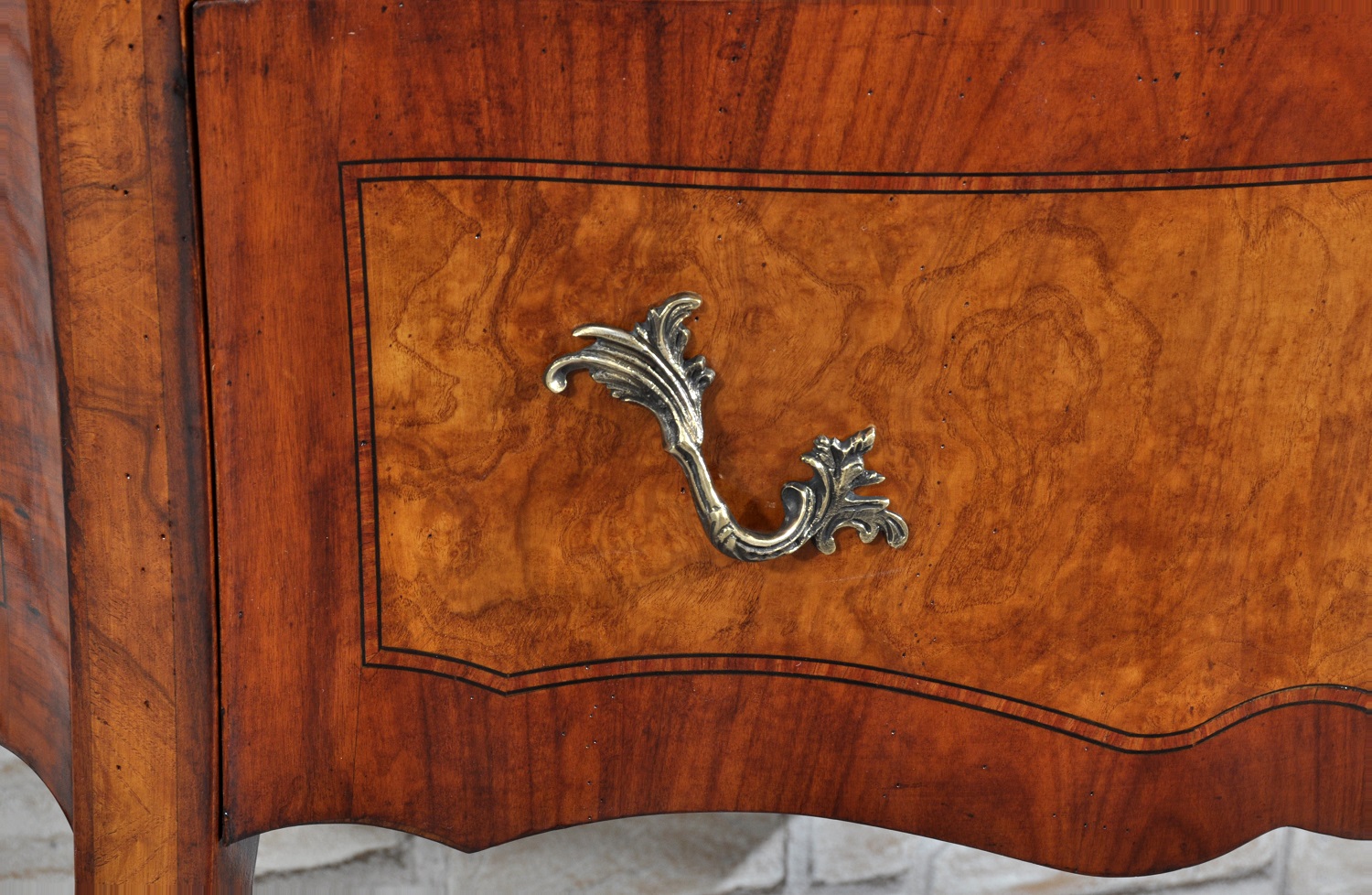 maniglie in stile classico barocco Veneto riprodotte a mano in ottone fuso su stampo di terra riprese dal mobile originale