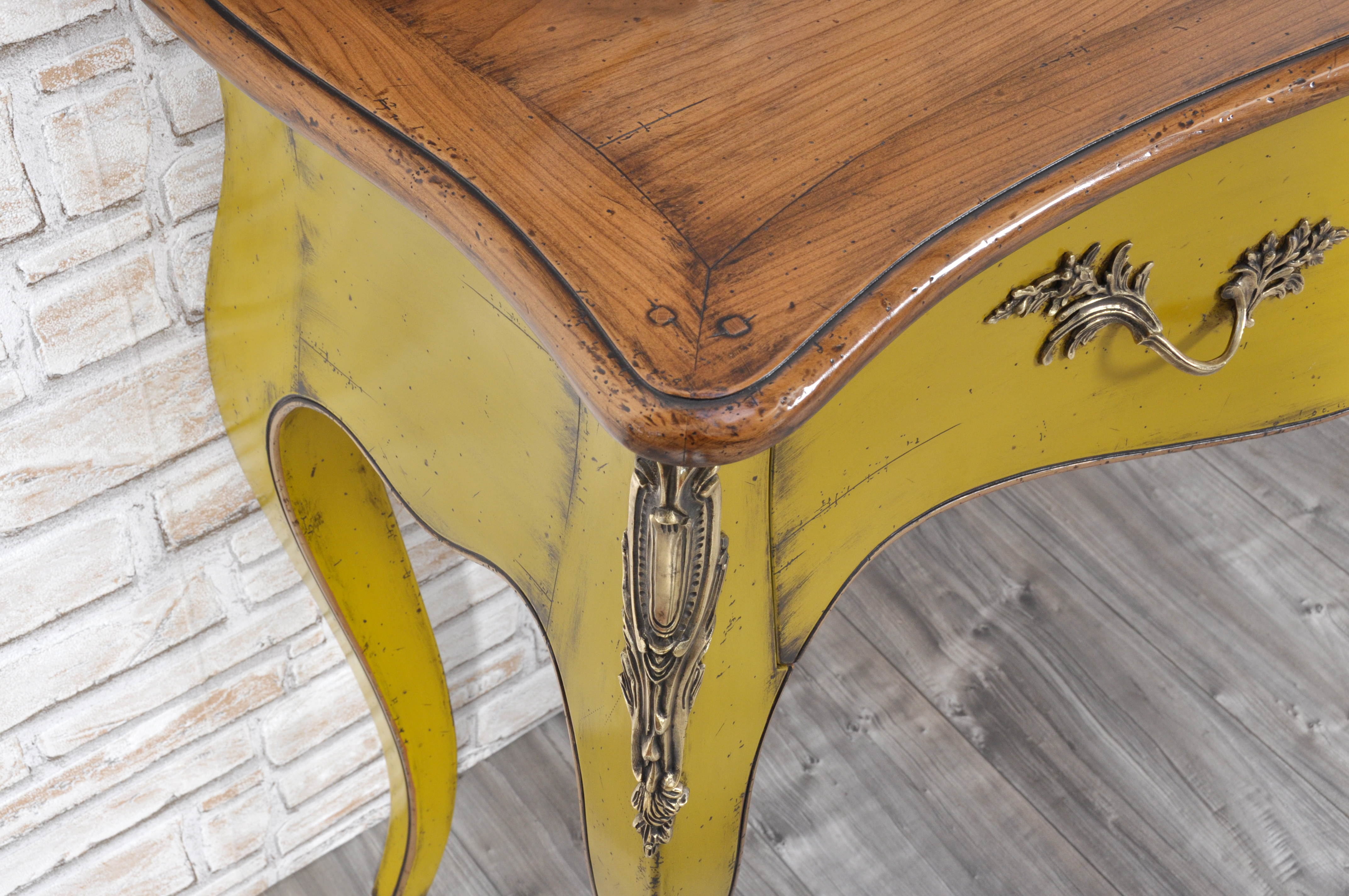 piano consolle lucidato tonalità miele con parte sotto laccata color giallo anticato realizzata a mano