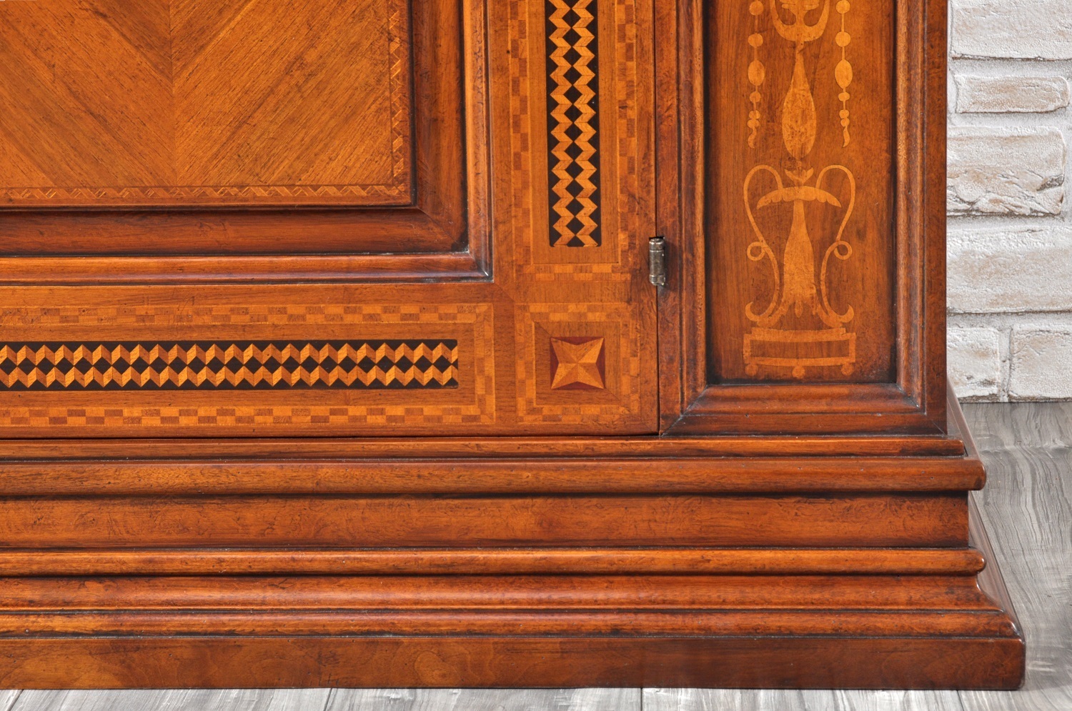 la credenza con vetrina libreria in stile toscano del 1600 con zoccolo chiuso e cornice sagomata e ricca importanti lavorazioni riprodotte dal manufatto d’epoca costruito su misura