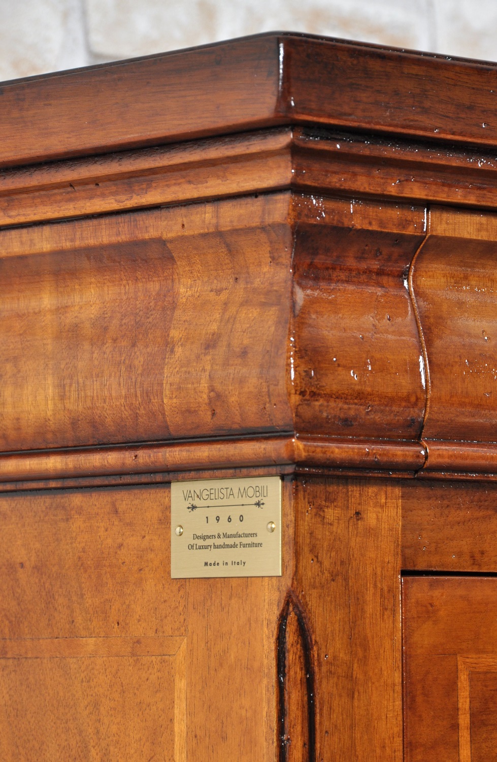 riproduzione comò in legno di noce a 3 cassetti prodotto su misura essendo un manufatto artigianale costruito in Italia made in Italy