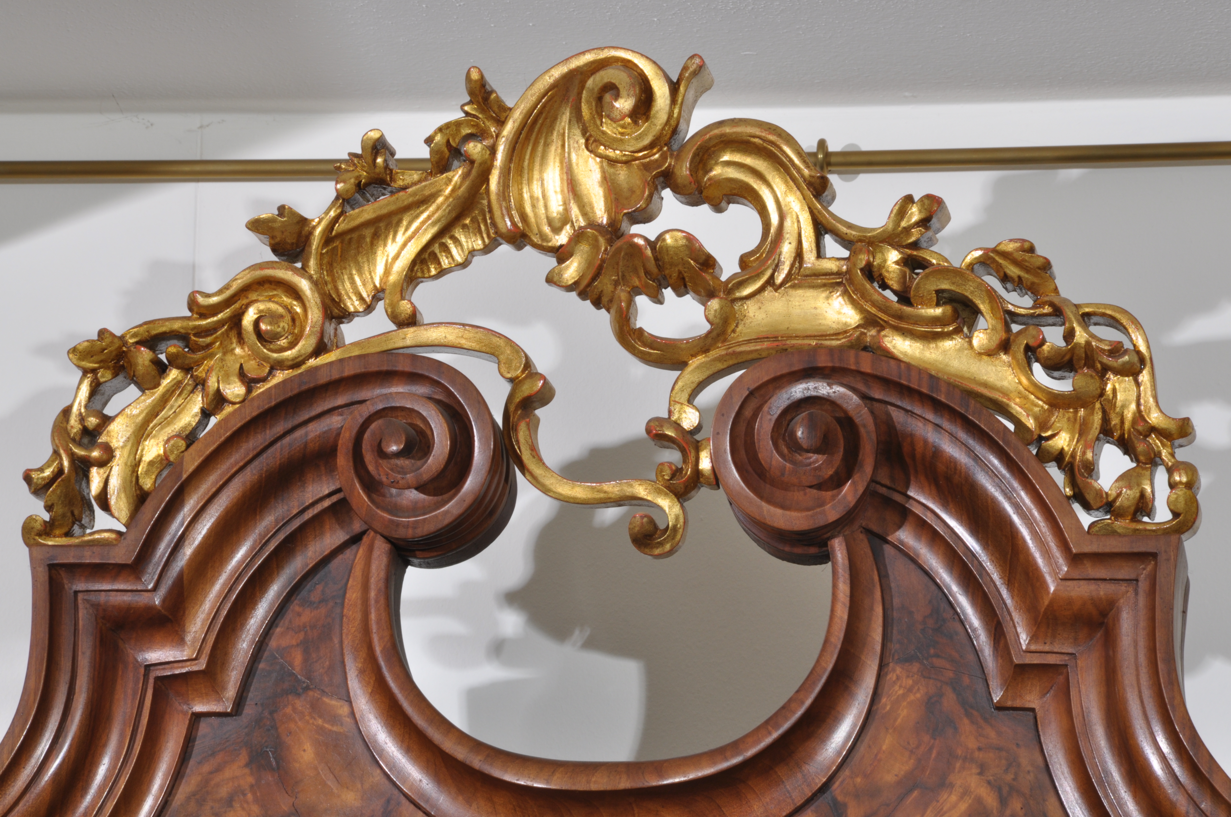 secretaire gigante di lusso intarsiato in radica di noce con intagli in foglia oro e segreti arredo trumeau di lusso in stile settecento barocco veneziano