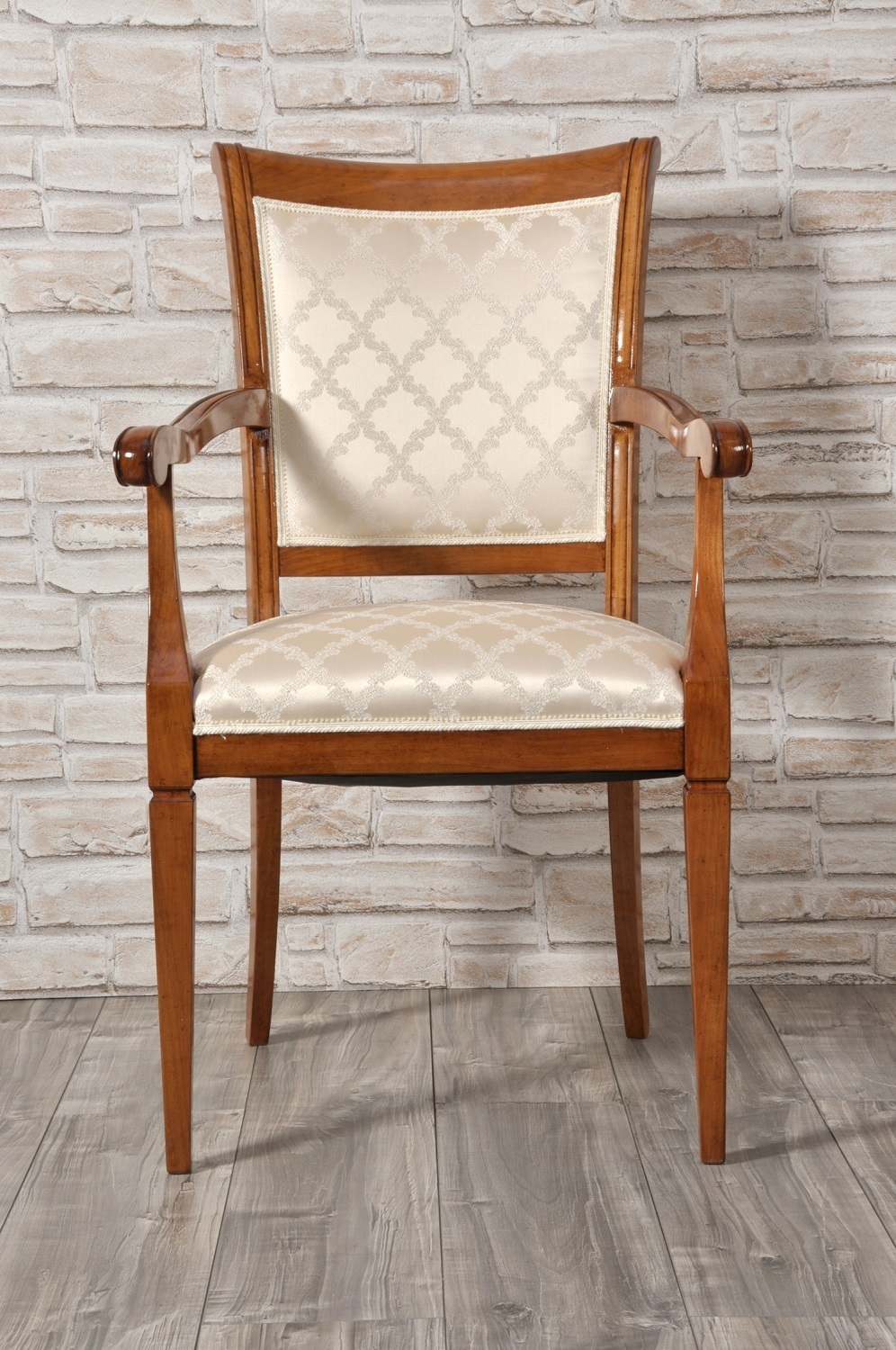 lussuosa sedia con braccioli poltrona realizzata a mano in stile classico Luigi XVI, costruita in essenza pregiata di noce massello con le gambe a spillo schienale e seduta in pelle o tessuto