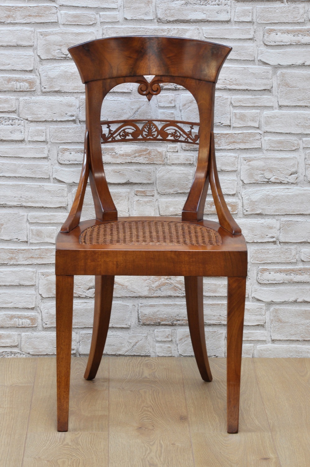 esclusiva e importante sedia in stile Biedermeier realizzata in legno nobile di noce massello nel laboratorio di alta ebanisteria del brand di lusso Vangelista mobili 1960 arredo di pregio