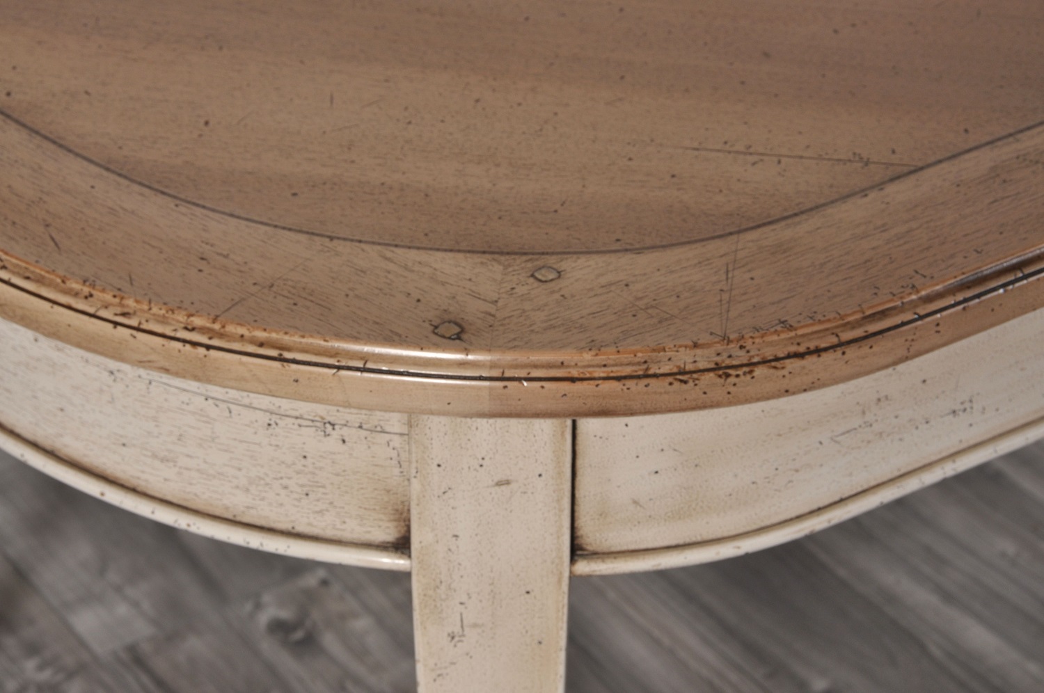 tavolo bicolore ovalino con piano lucidato color miele e fusto laccato bianco anticato lucidatura fatta a mano e realizzabile su misura