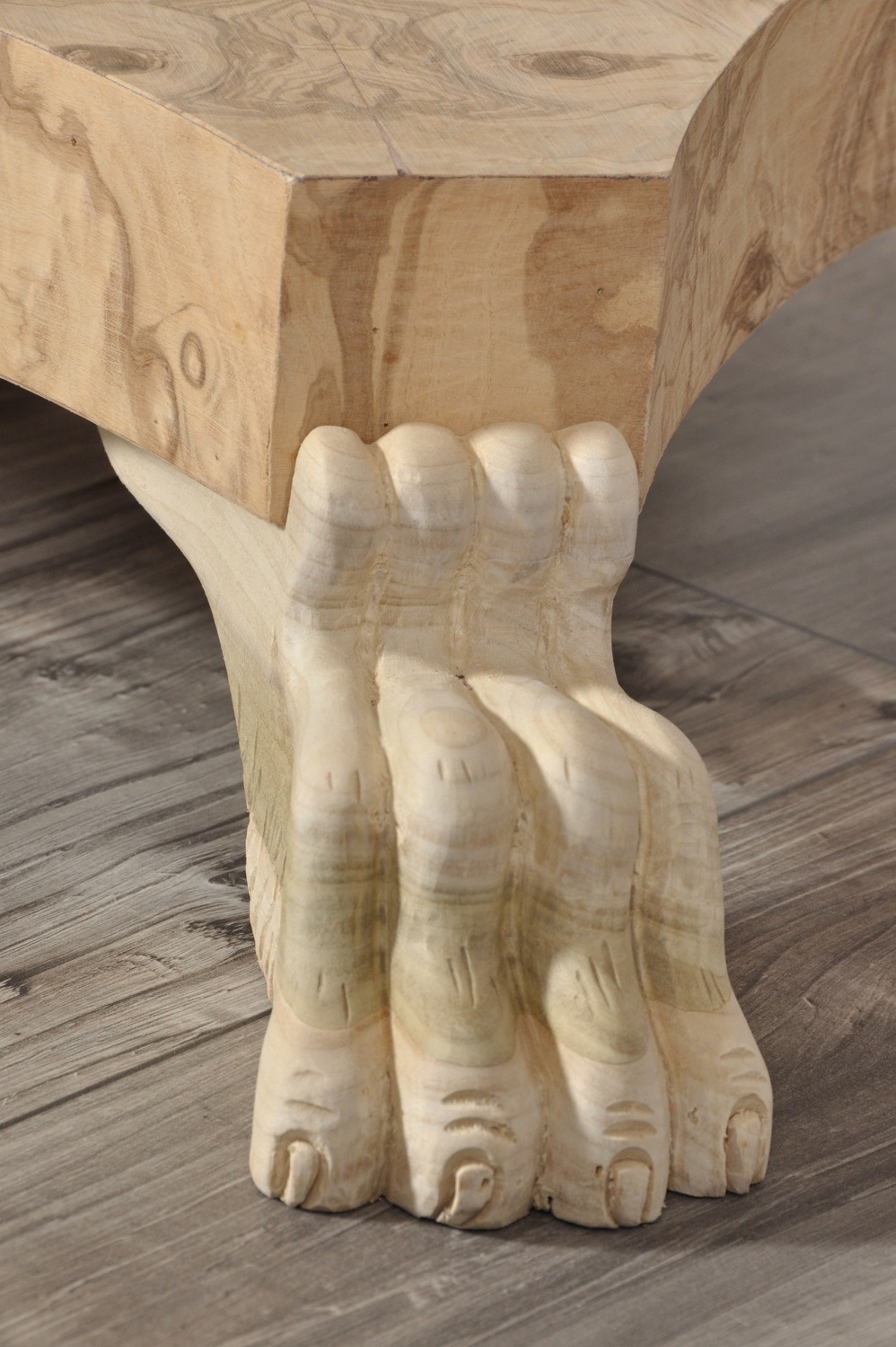 intaglio della zampa ferina del tavolo rotondo fatta e scolpita a mano in legno di tiglio massello costruita nel laboratorio artigianale Vangelista mobili riprodotta dal tavolo originale