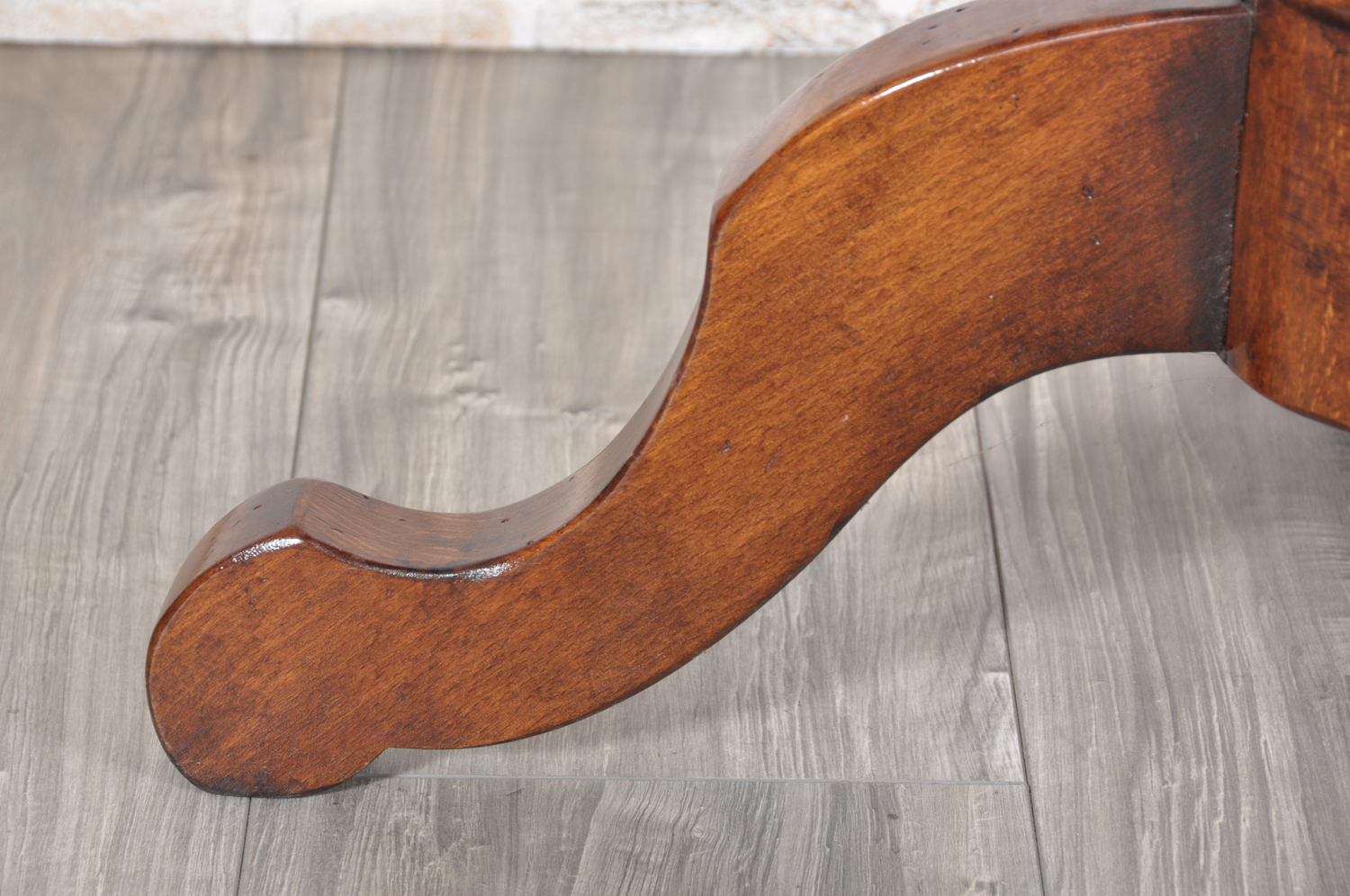 gamba sagomata a razze del tavolo rotondo da salotto prodotta in essenza pregiata di noce massello riprodotta dall’arredo originale del 1800