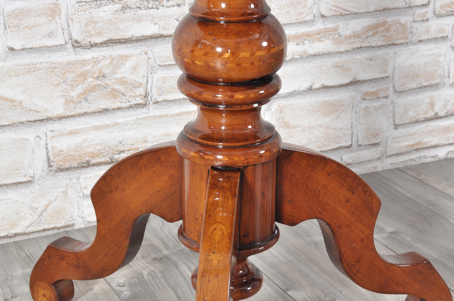 tavolino rotondo riprodotto dal modello d’epoca dei primi del ottocento con gambone tornito a mano in legno pregiato di noce massello con piedi sagomati e forma di tre razze
