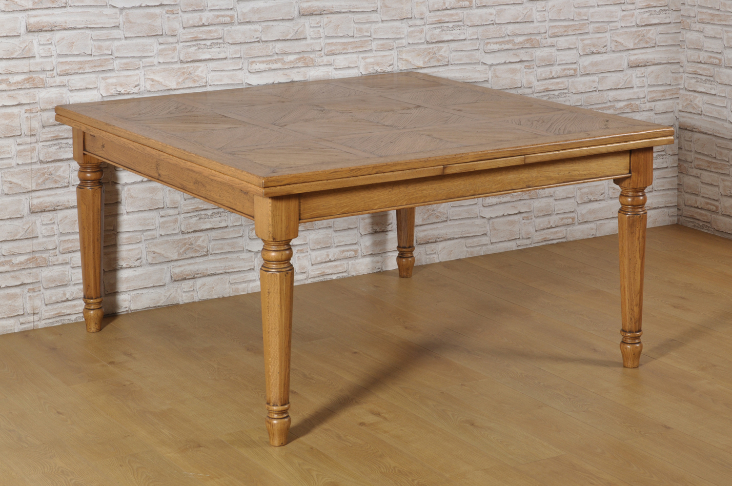 tavolo quadrato in stile Luigi XVI allungabile di grandi misure intarsiato in rovere massello con disegni geometrici a parquet riprodotto in stile classico