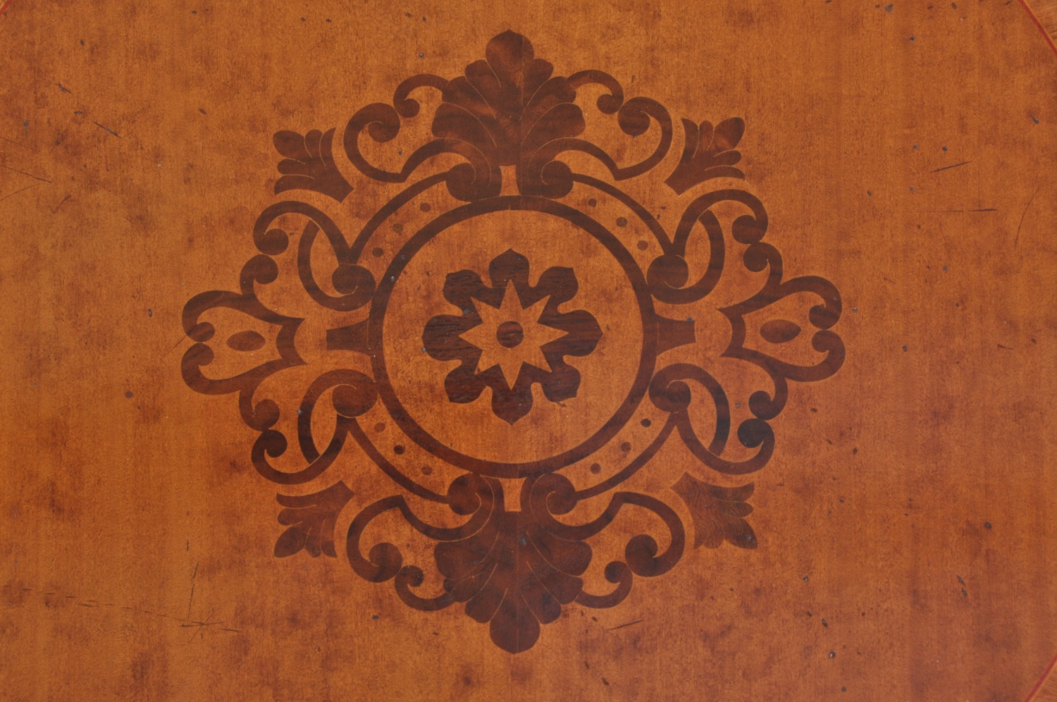 lastornatura grossa dell’intarsio floreale fatto a mano in essenze pregiate di noce e palissandro prodotto artigianalmente dal manufatto originale