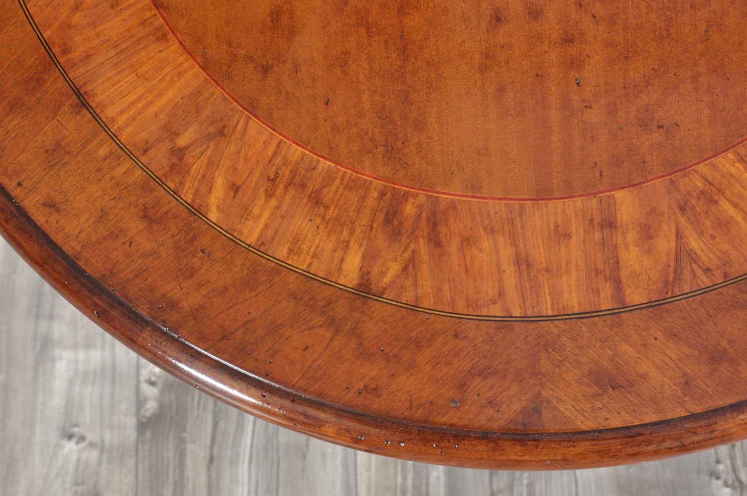 tavolo rotondo con il piano intarsio floreale in legno esotici di acero palissandro legno di rosa e pregiati come la noce arredo di lusso per importanti salotto riprodotto a mano in Italia