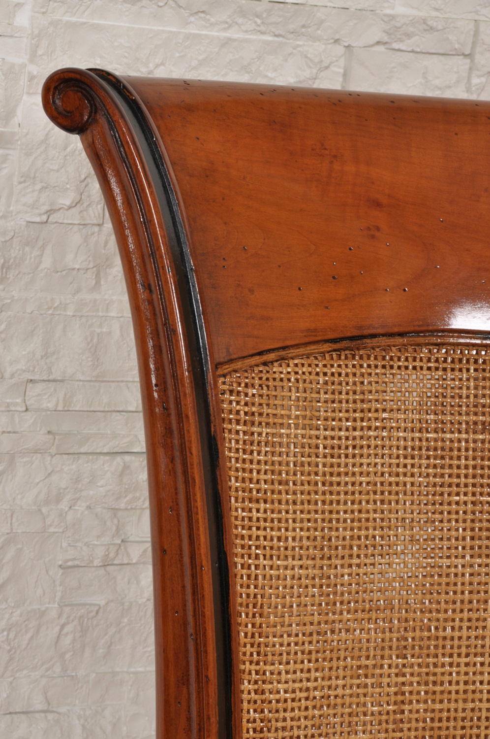sedia dell ottocento con schienale sagomato molto comodo riprodotta a mano su misura come il manufatto originale in essenza di ciliegio schienale e seduta in paglia di Vienna sagomatura molto comoda