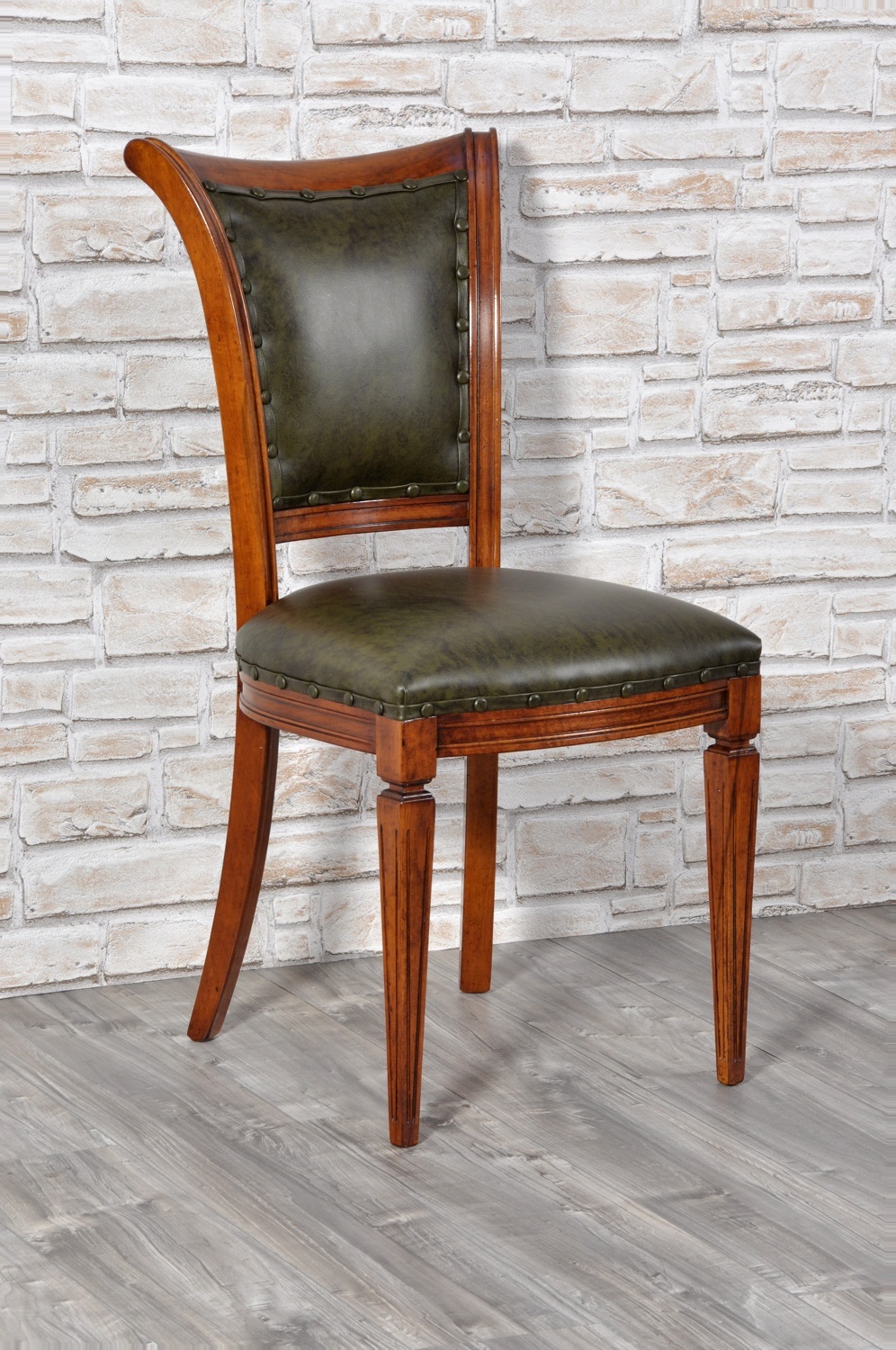 sedia prodotta in stile luigi XVI essenza di noce rivestita in vera pelle verde