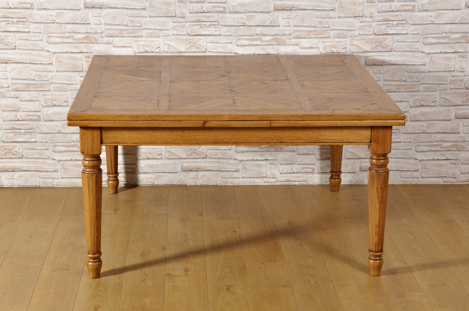 tavolo da pranzo quadrato di enormi misure con quattro gambe tornite intarsiato a mano in stile classico Luigi XVI arredo di lusso costruito a mano e realizzabile su misura