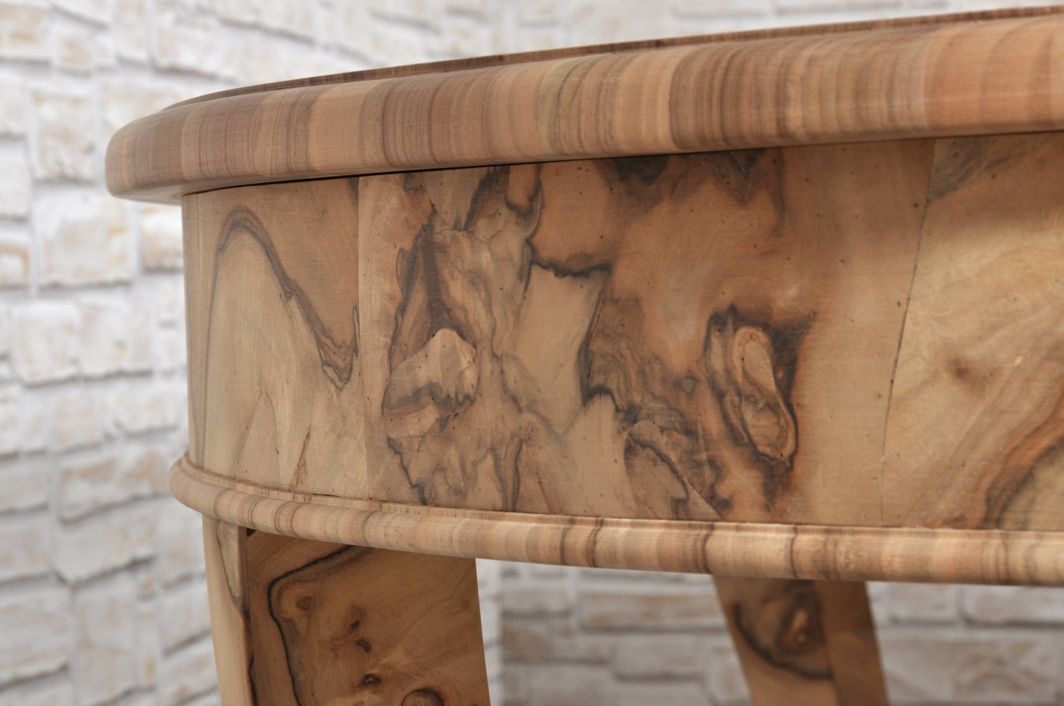 tavolo ovale di produzione made in Italy di grandi dimensioni costruito e intarsiato su misura con una pregiata radica di noce e legni rari manufatto artigianale