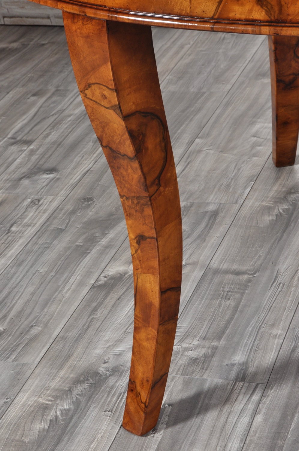 4 gambe di sostegno sono realizzate in legno di abete massello e lastronate con una splendida e rara radica di noce ferrarese finemente sagomate a forma di sciabola lavorata con la tipica costruzione veneziana