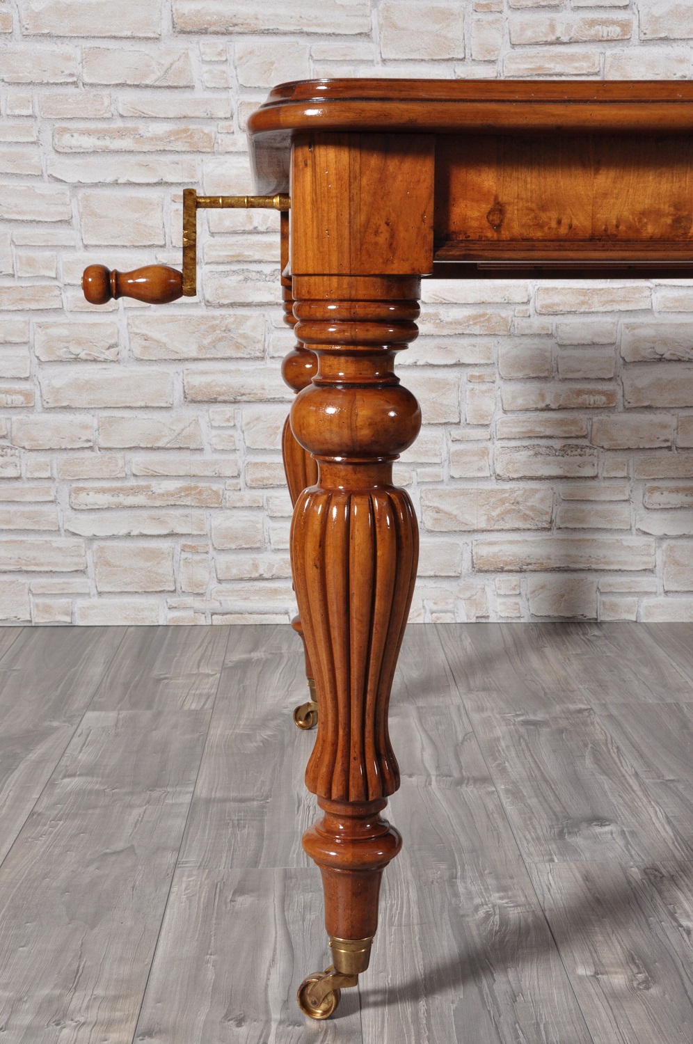 gambe del tavolo inglese tornita e scannellata nello stile classico inglese vittoriano essenza di noce massello estendibile con manovella e ruote in ottone