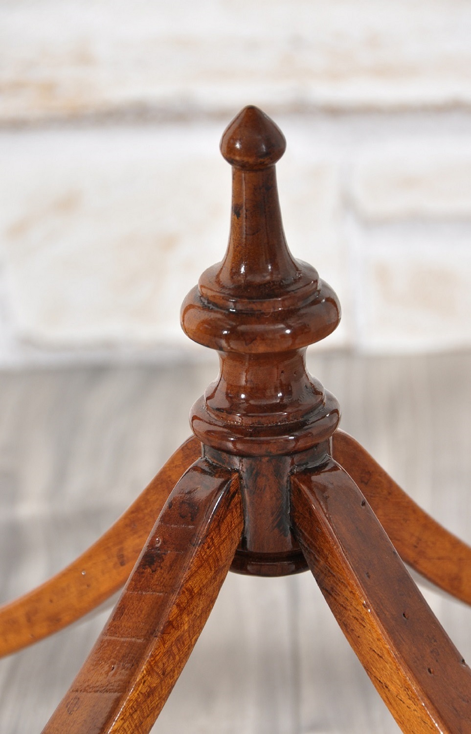 il brand Vangelista mobili ha realizzato il tavolo da salotto tornito a mano con legni pregiati costruito e intarsiato in stile Impero nel laboratorio di alta ebanisteria Vangelista mobili