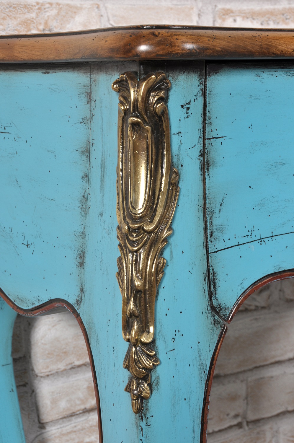 nel laboratorio di alta ebanisteria del brand artigianale di lusso viene realizzata l’accessorio in bronzo cesellato a mano nello stile classico Luigi XV francese della consolle mossa e bombata