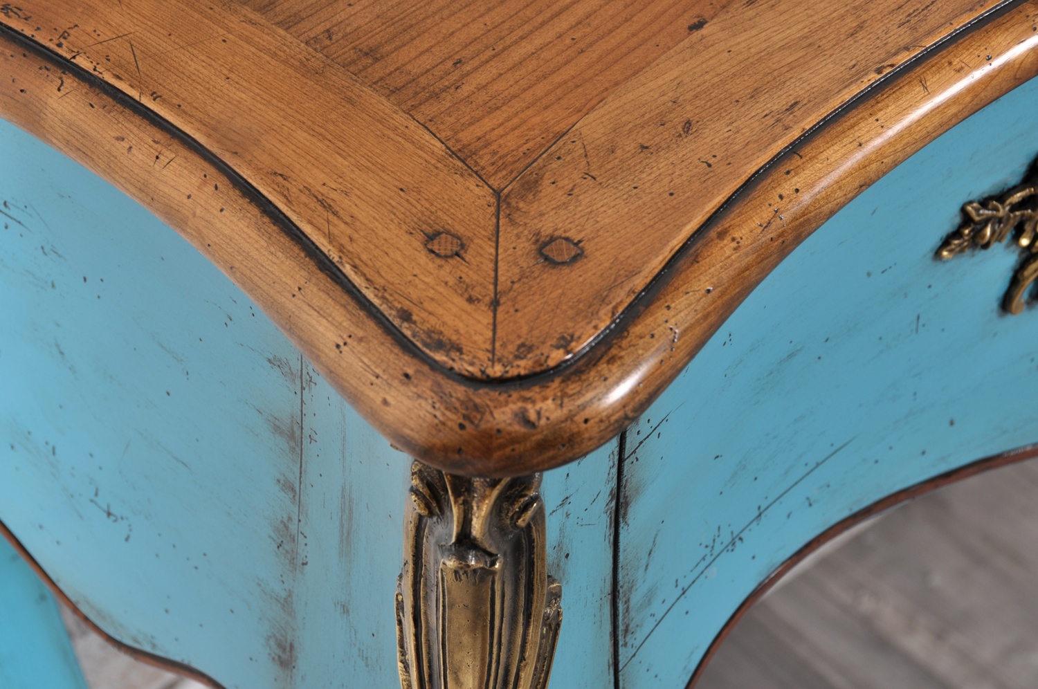 consolle di lusso francese bombata e mossa laccata bicolore arredo del 700 realizzata come il manufatto originale accessori in bronzo cesellati a mano nello stile classico Luigi XV barocco
