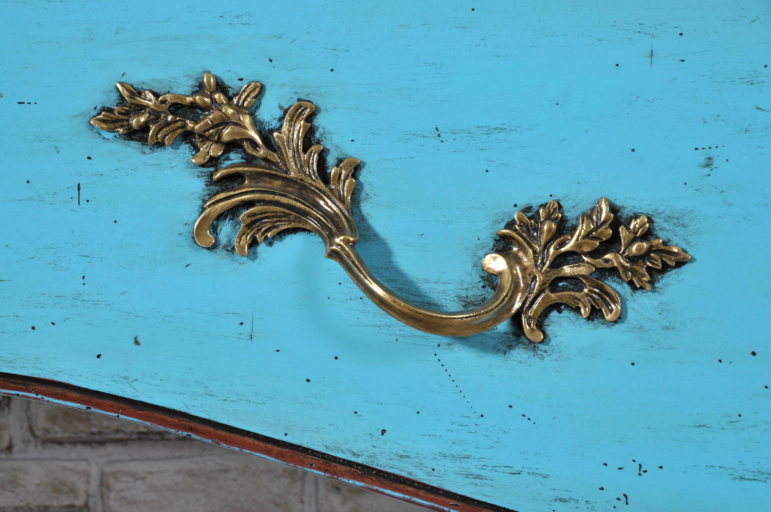 il brand artigianale Vangelista Mobili ha costruito la maniglia in stile classico francese Luigi XV bronzo cesellato della consolle raffinata dalla forma mossa e bombata arredo di lusso esclusivo
