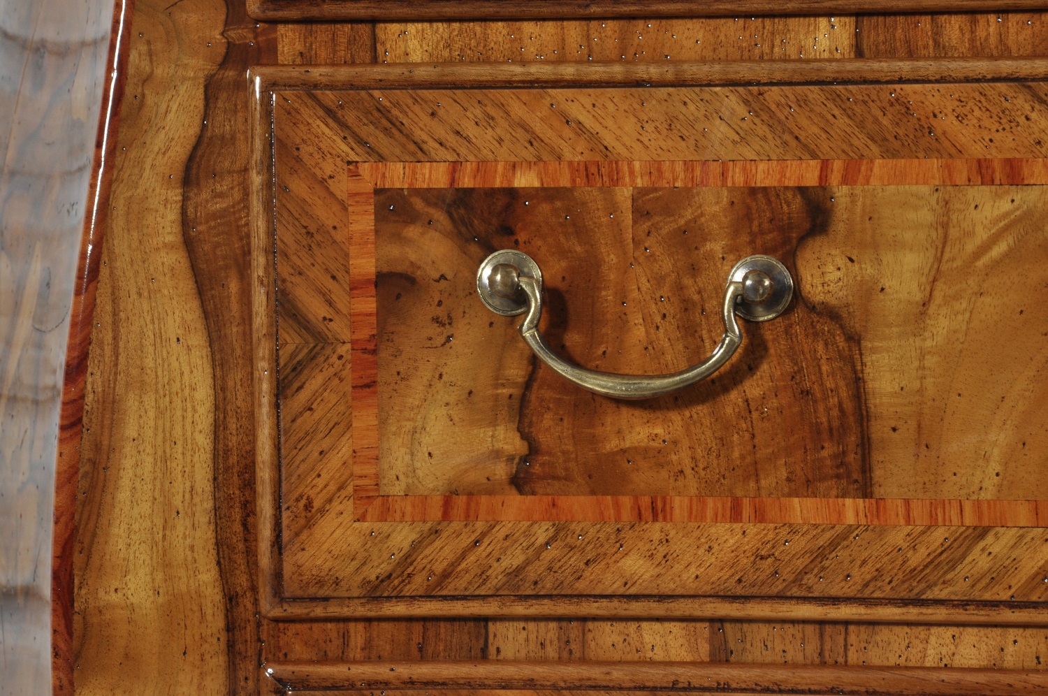 maniglie fatte a mano in bronzo realizzate su stampo di terra lucidate e cesellate artigianalmente in stile luigi XV riprodotte dal mobile originale del settecento