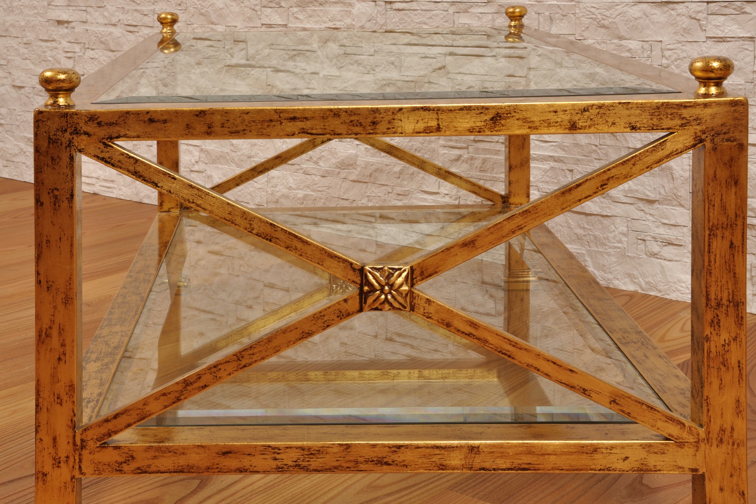 tavolo da tè laccato in foglia oro con piani in cristallo realizzato dal brand di lusso Vangelista mobili 1960 la struttura e linea semplice sono dello stile Impero