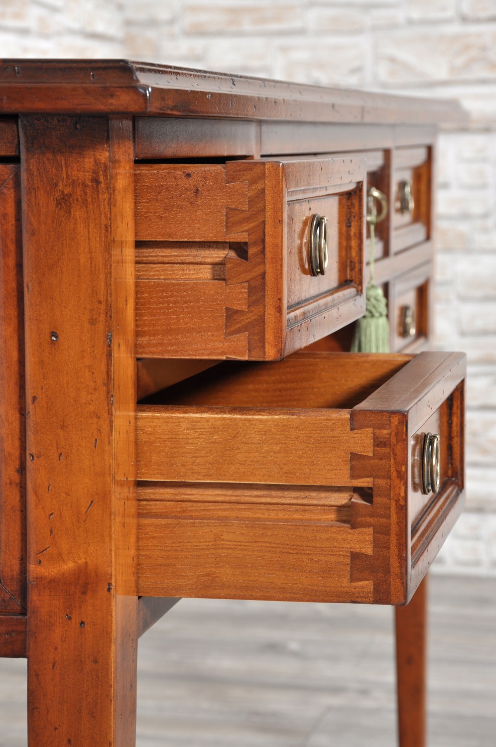 interno cassetti scrivania in legno pregiato di frassino massello
