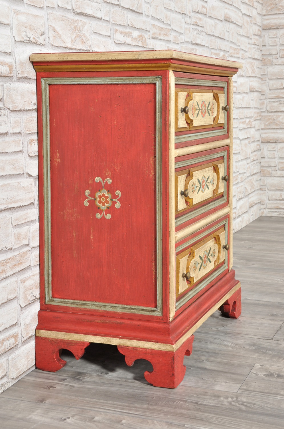 lussuoso mobiletto comodino a 3 cassetti bugnati e decorati con riproduzione in stile classico 600 tirolese