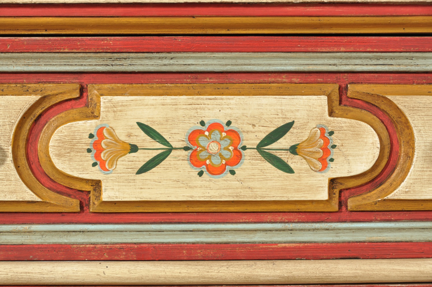 decorazione su misura fatta a mano in tonalità rosso beige e azzurro con soggetti floreali