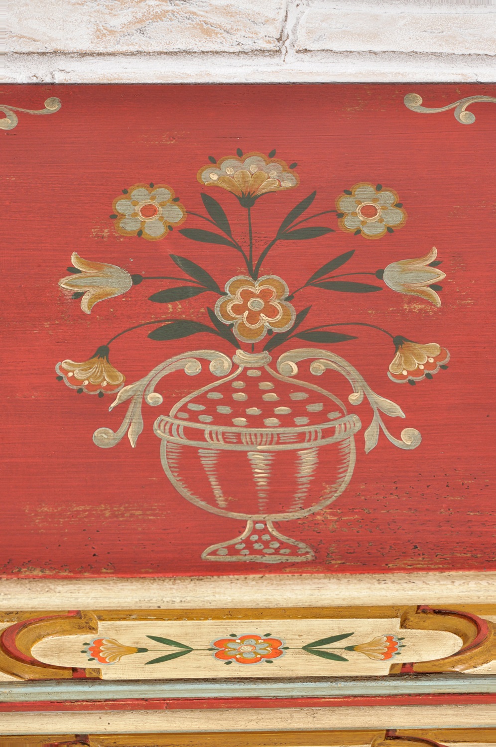 decorazione con fiori del comodino mobiletto color rosso vivace