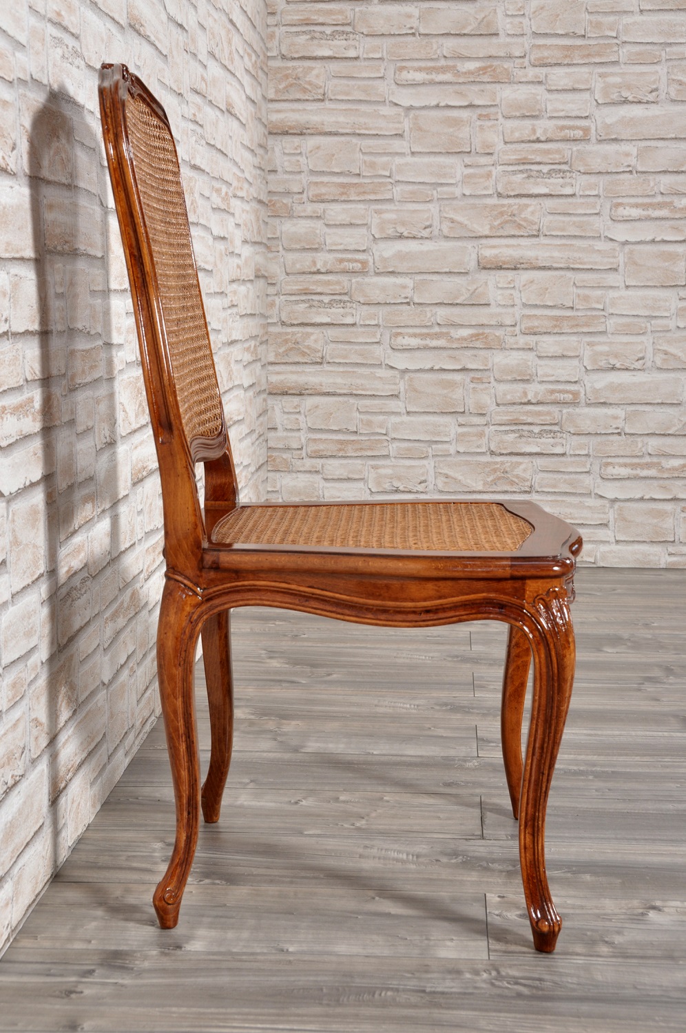 raffinata sedia veneziana intagliata a mano nello stile Luigi XV settecento per arredamenti di lusso in stile classico