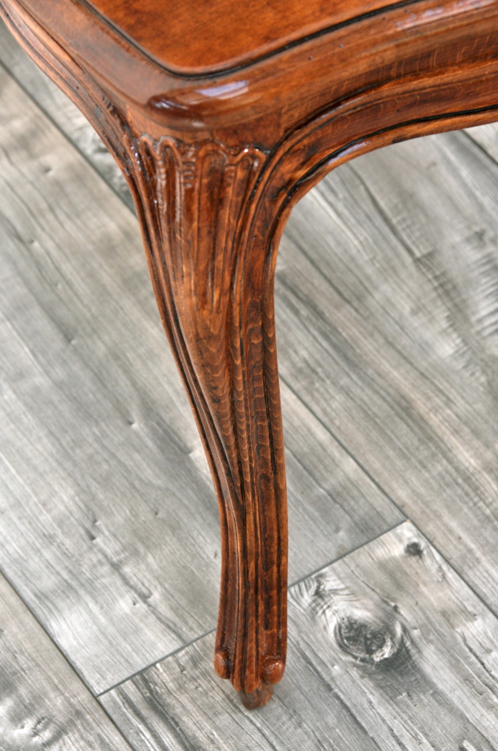 sedia costruita e riprodotta a mano nello stile barocco 700 veneziano con gamba intagliata e sagomata a riccio tipica linea degli arredi veneziani di lusso