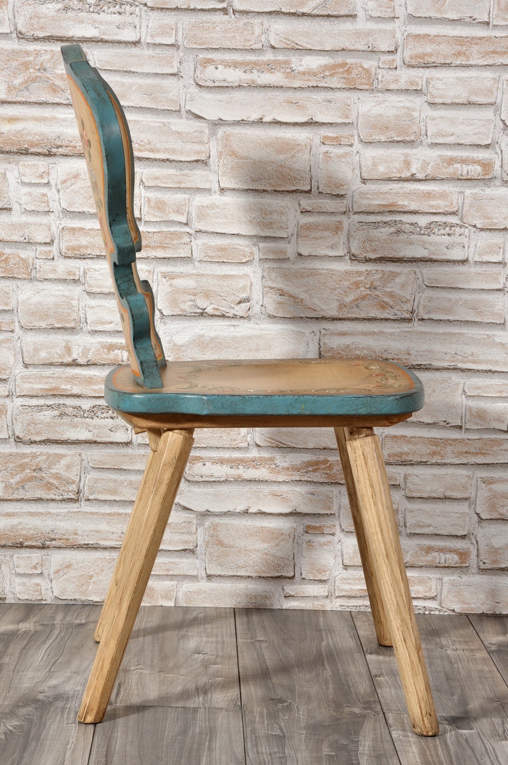 sedia rustica con cuore decorata e realizzata per lussuose case di montagna ed esclusivi arredi riproducibile su misura essendo un manufatto made in italy