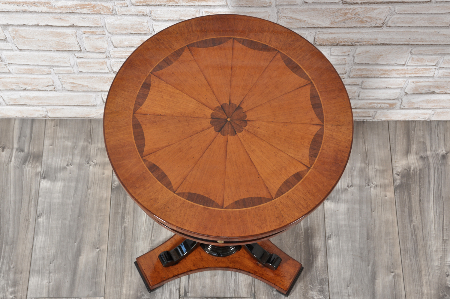 riproduzione tavolino da salotto o ingresso made in italy intarsiato a mano con motivi geometrici fatto a mano