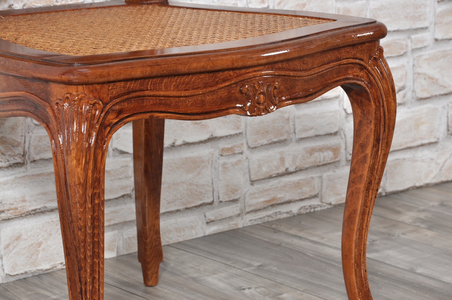 raffinata sedia in stile Luigi XV intagliata, sagomata e scolpita a mano in legno nobile e pregiato
