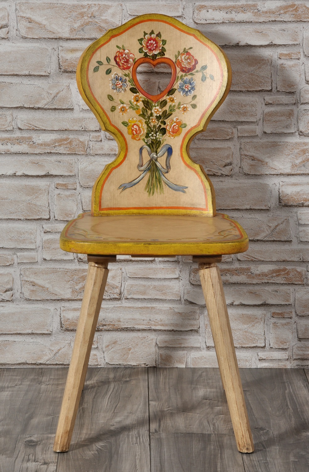 sedia con cuore decorata e dipinta a mano per importanti e lussuosi arredamenti e case si montagna pitture con fiori riproduzione di alta ebanisteria artigianale