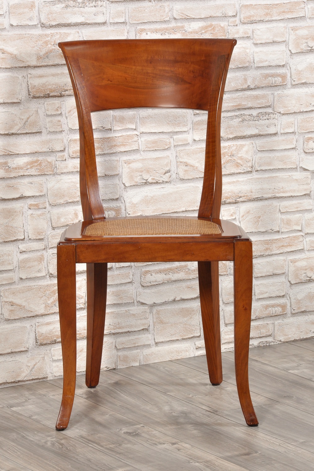 sedia con le gambe sagomate a sciabola e lo schienale arrotondato in legno pregiato di noce massello abbinabile con tavoli classici in stile veneto