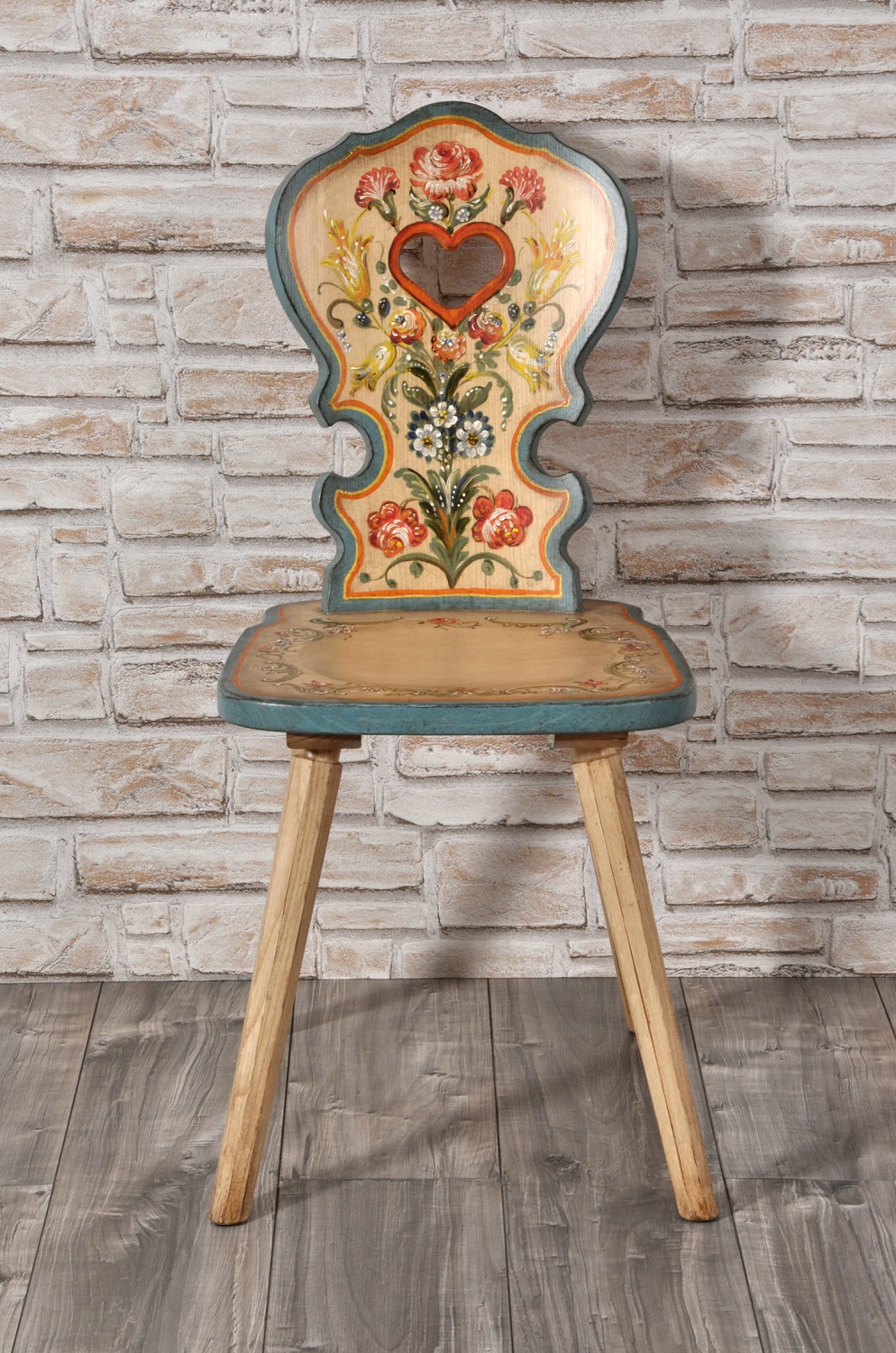sedia con cuore tirolese finemente decorata a mano nello stile classico trentino riproduzione di lusso per arredi di montagna
