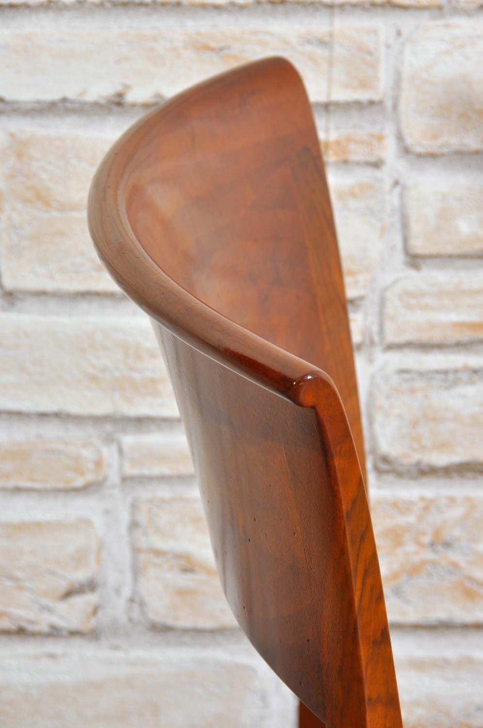 riproduzione sedia made in italy di pregio con lo schienale a tavoletta sagomata in essenza di noce massello realizzata dal pezzo originale della fine del '700 fatta a mano