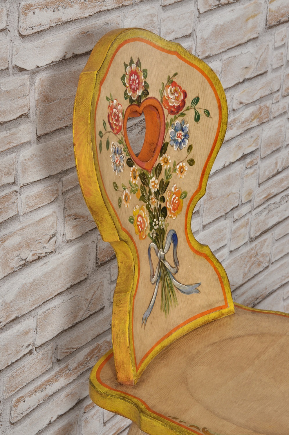 produzione sedia rustica con cuore decorata e realizzata a mano per importanti e prestigiose case e residenze di montagna
