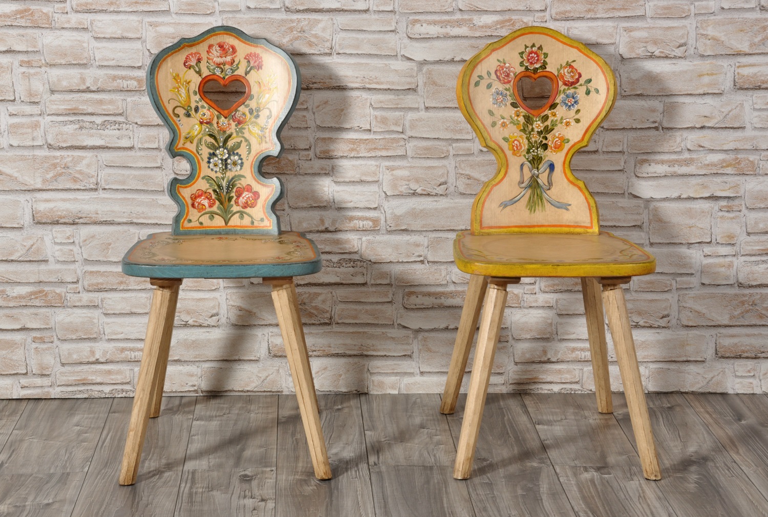 sedie con cuore dipinte a mano riprodotte per importanti e lussuose residenze e case di montagna realizzata a mano in legno di abete massello