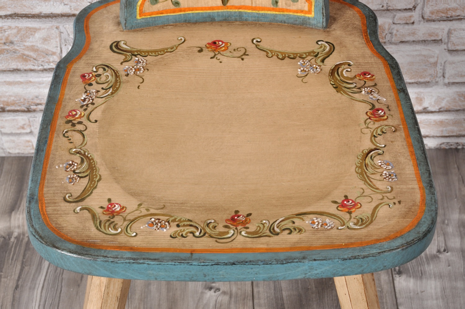 seduta della sedia a cuore in stile tirolese con decorazioni di pregio fatte a mano fiori e barocchi su legno di abete massello