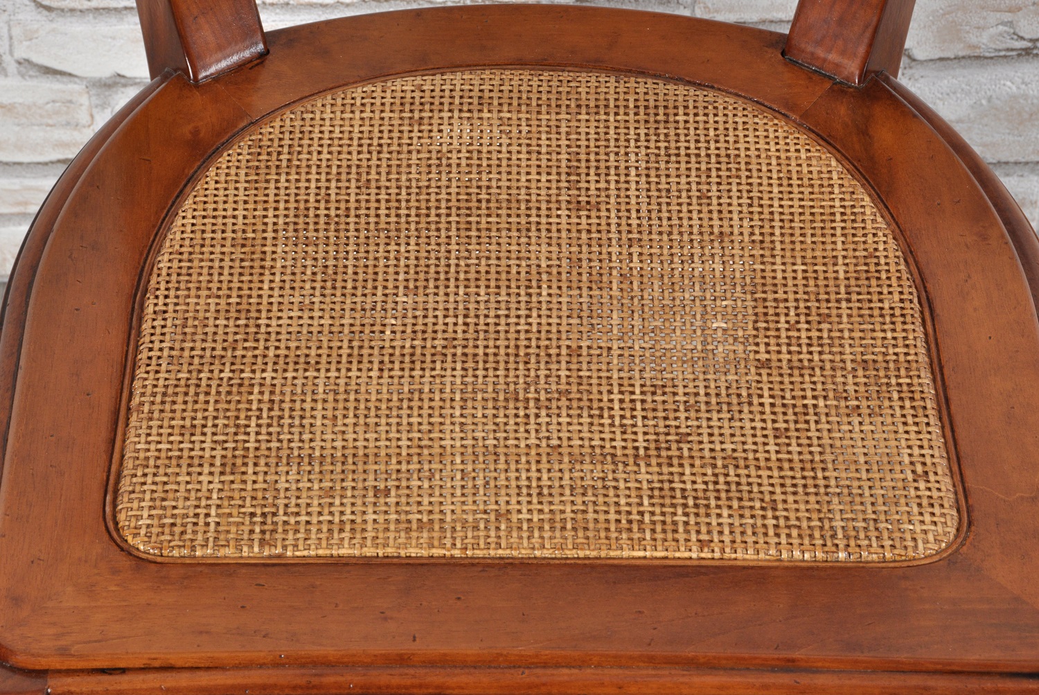 seduta prodotta in paglia di Vienna fatta a mano con telaio della sedia realizzata in stile classico direttorio Veneto