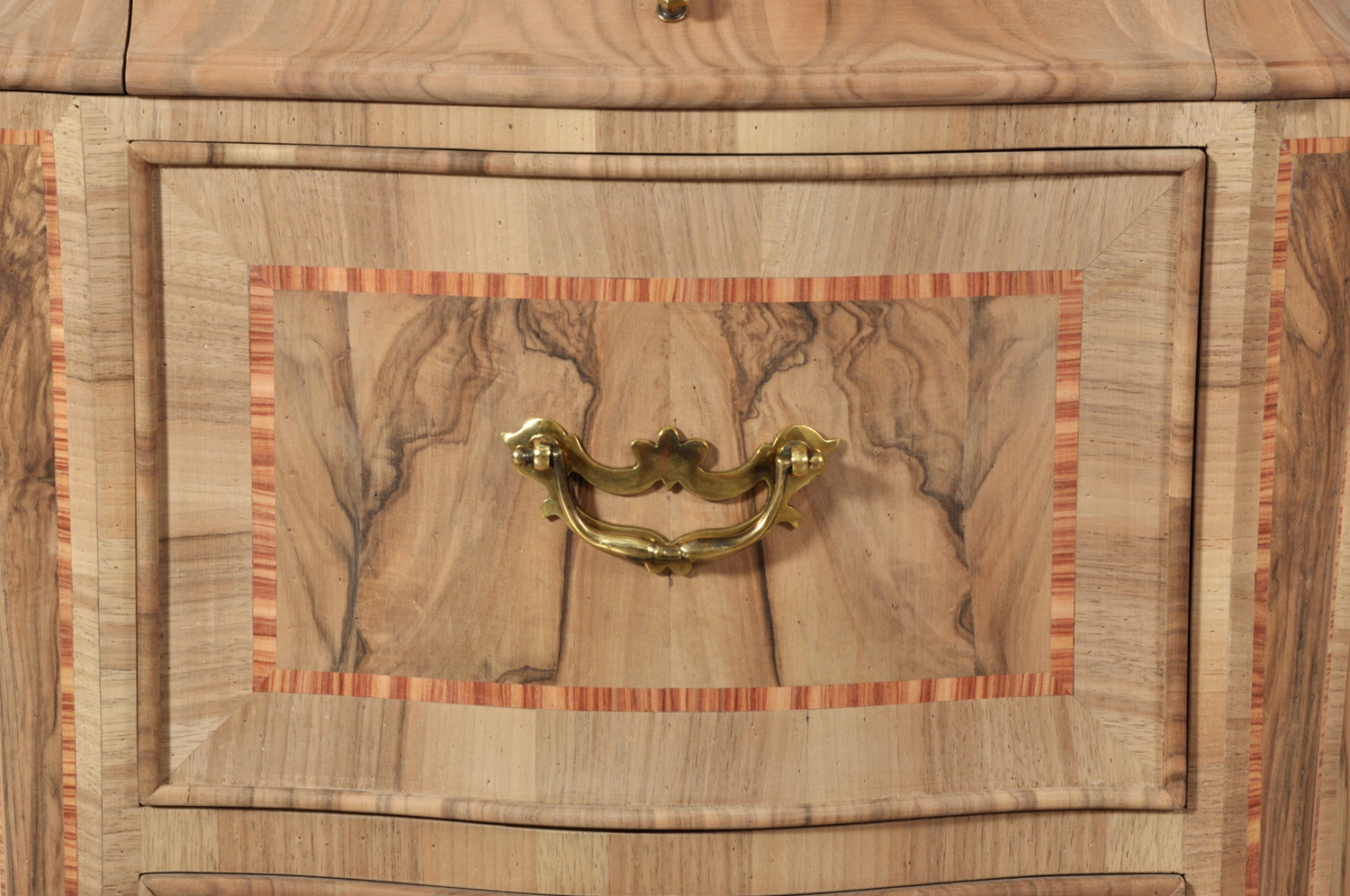 cassetto sagomato con la venatura pregiata di testa verticale in noce e intarsiato con una rara radica di noce ferrarese e filetto in legno di rosa
