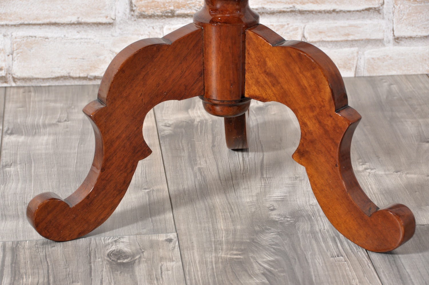 tavolino rotondo in stile Veneto piano rotondo e gambone tornito con sostegni sagomati prodotto in legno di noce massello riproducibile su misura