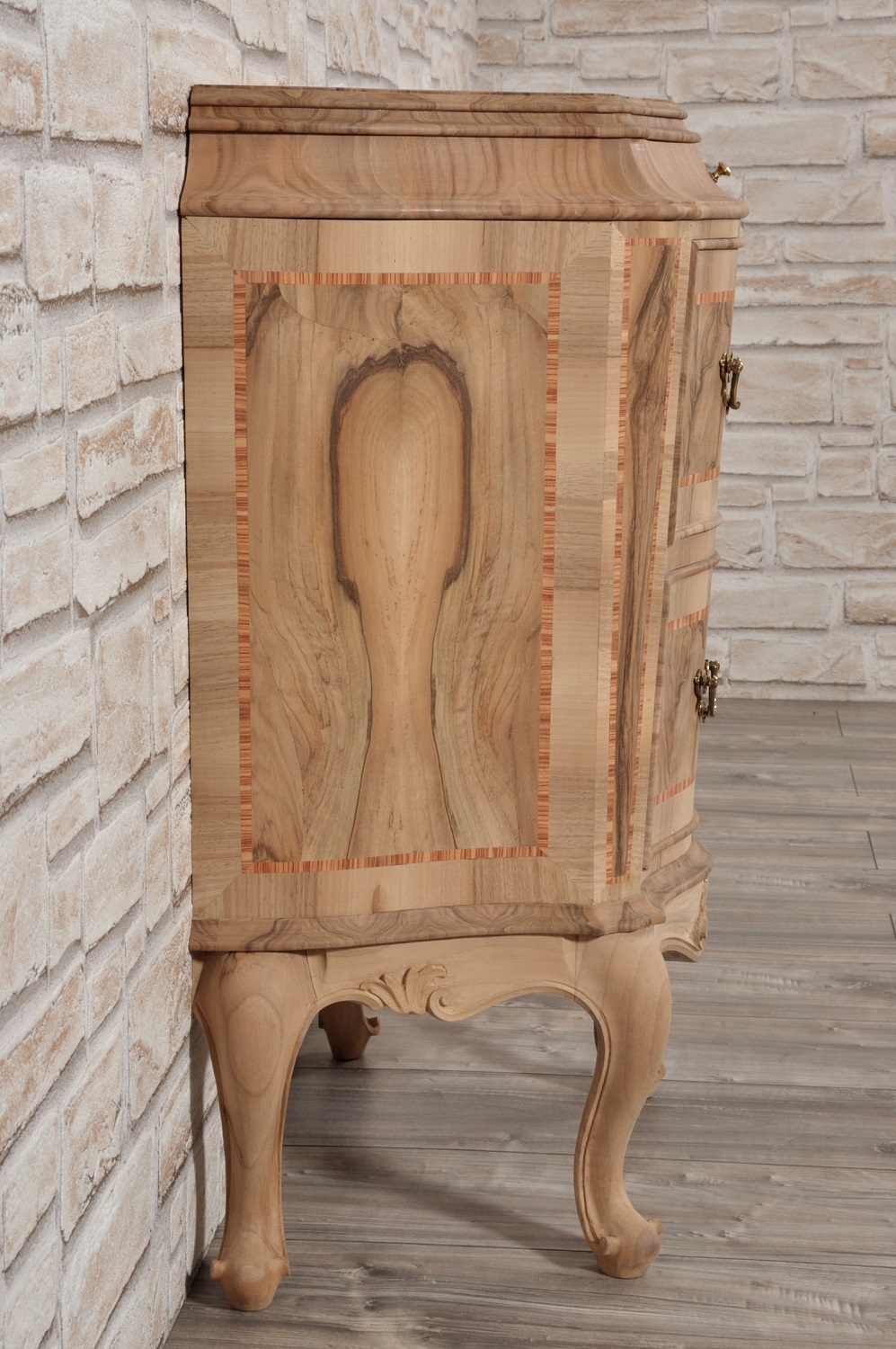 fianco del comodino mobiletto veneziano sagomato ad urna calice intarsiato in radica di noce e legno di rosa importante lavorazione del 700