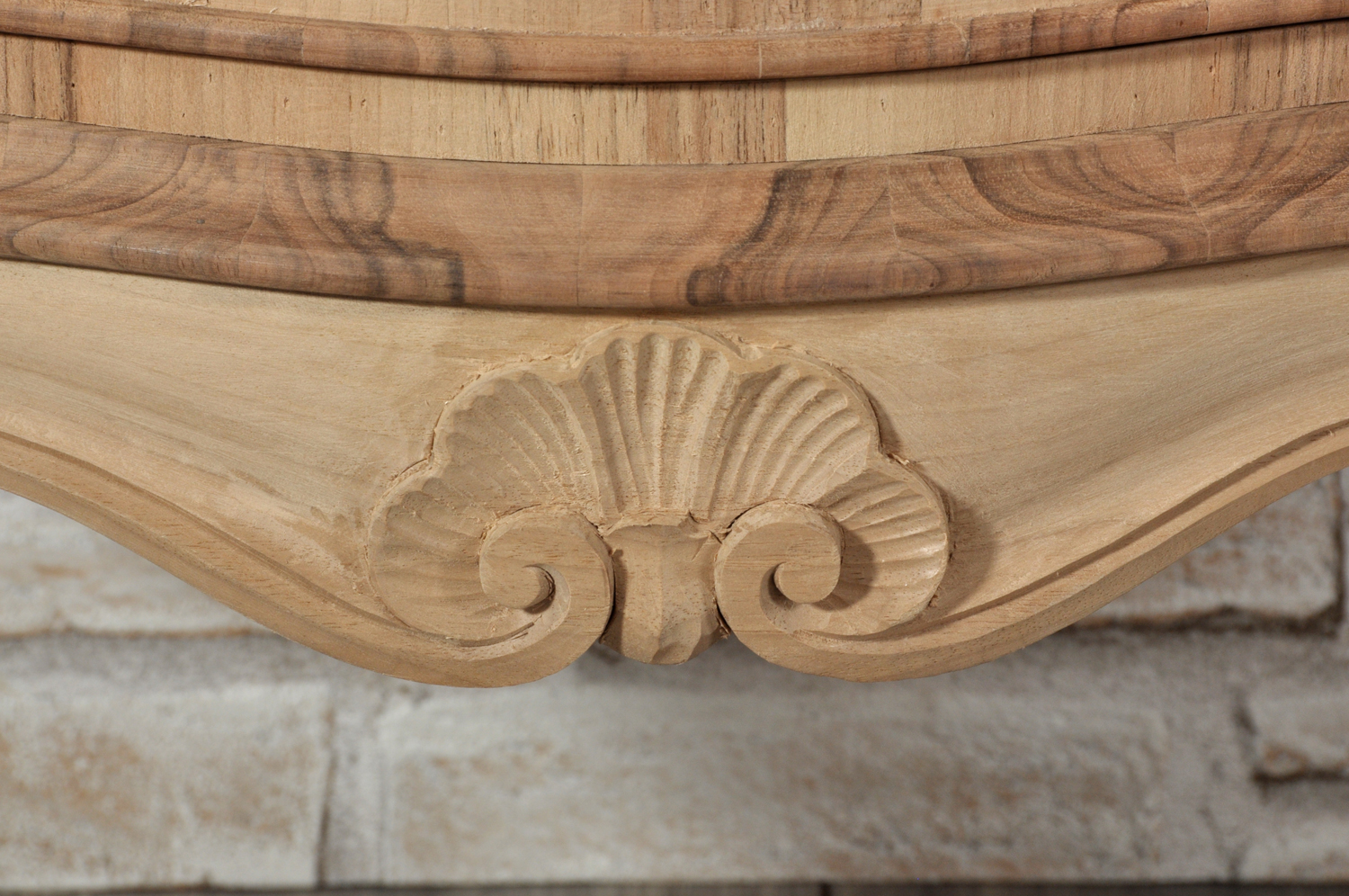 mobiletto comodino veneziano intarsiato e sagomato a urna calice importante manufatto costruito dal originale del settecento in essenze rare e pregiate di radica di noce e legno di rosa